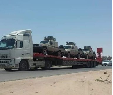 بالصور...عتاد عسكري يصل أبين في طريقه إلى مقر التحالف العربي في عدن