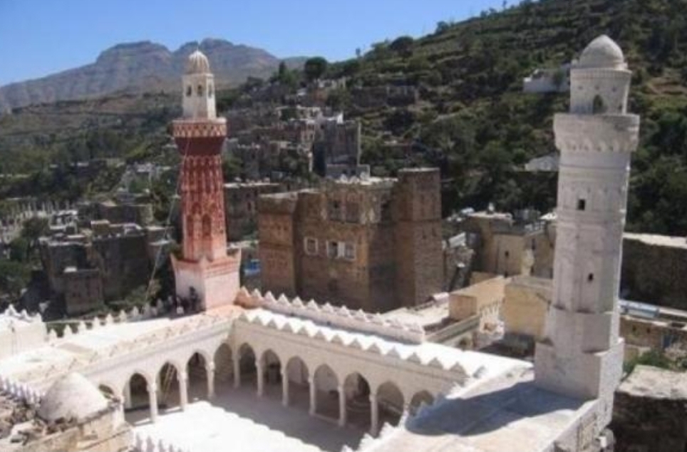 مليشيا الحوثي ...في ظل مخططاتهم لتغيير المعتقدات الدينيه تصادر مئات الكتب من أحد مساجد مدينة أب