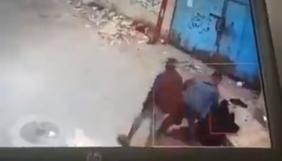 بالفيديو...شابان يعتديان على أمهما في صنعاء بسبب تركة قيمتها 6 مليارات ريال 