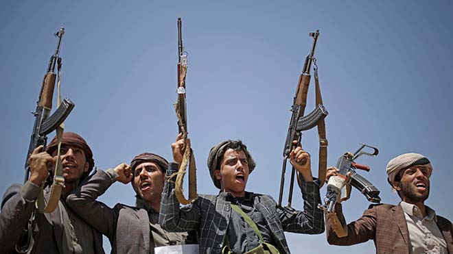 صحيفة دولية: الحوثيون يواجهون ضغوطا دولية وعزلة دبلوماسية بعد رفضهم مبادرة السلام