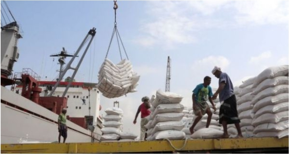 الحوثيون منعوا تفريغ حمولة سفينة أممية من القمح و"طردوها" من ميناء الحديدة