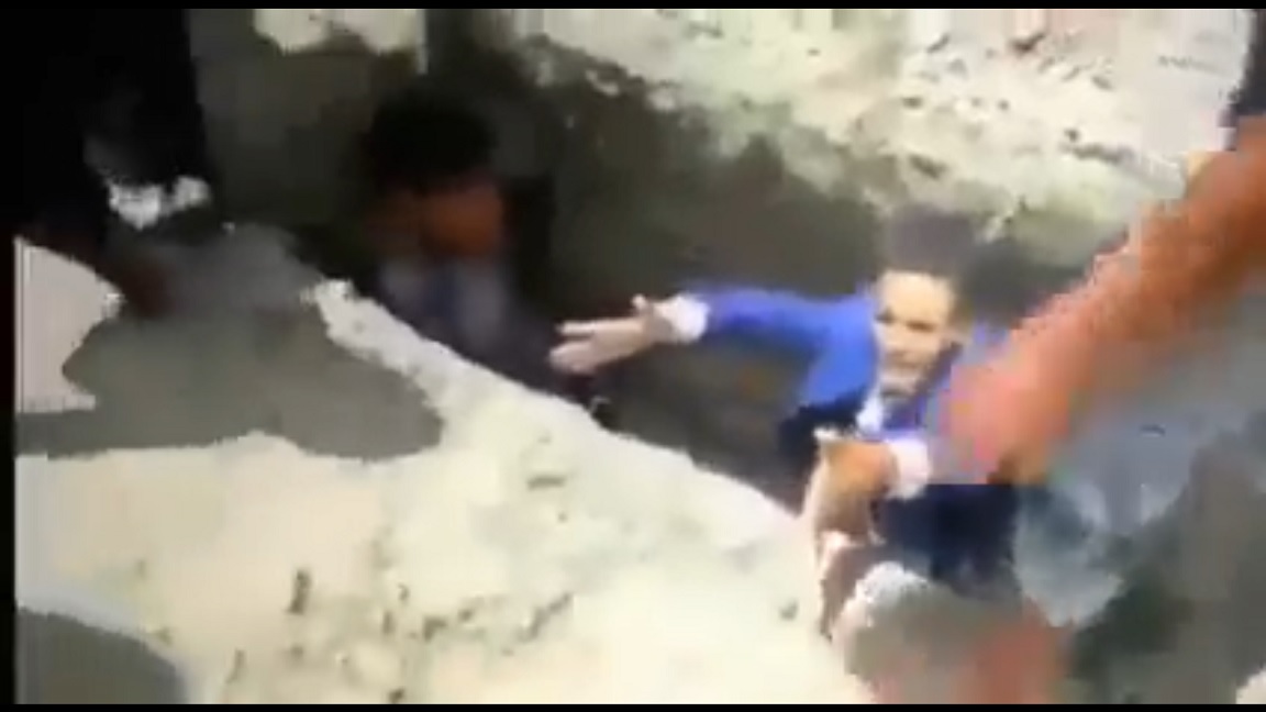 شاهد بالفيديو..طالب يمني متفوق يقيم تشييع رسمي لدفن مؤهلاته العلمية بسبب الحوثيين!!