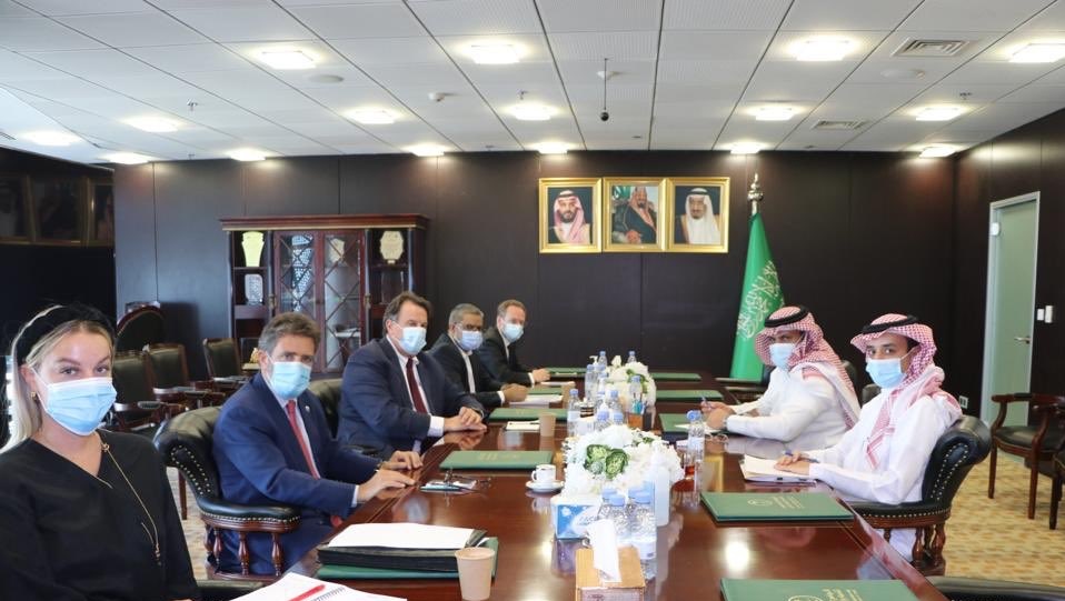 السفير آل جابر يلتقي منسق الشؤون الانسانية الاممي لدى اليمن