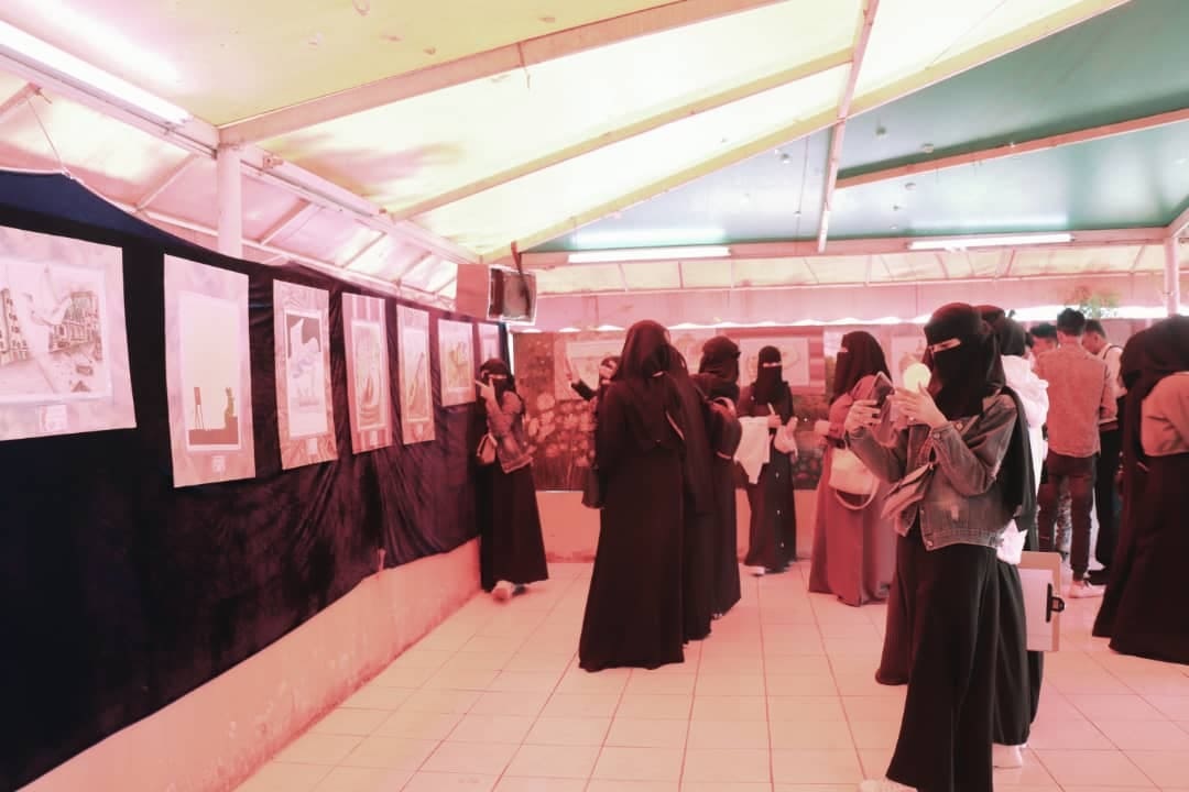 مبادرة "خذ بيدي الشبابية" تقيم معرضاً للفن التشكيلي