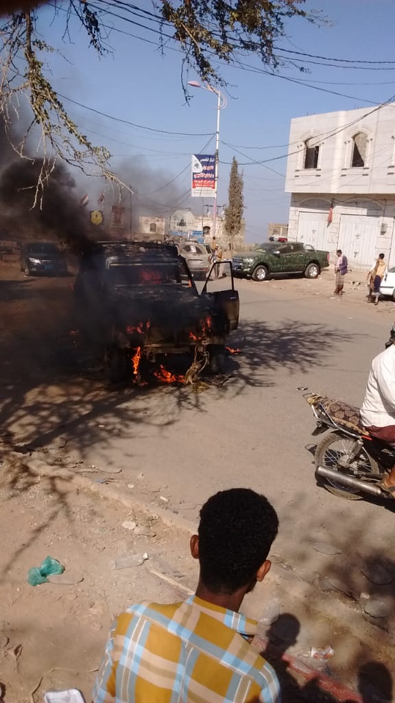 طلب منه ضريبة مرتين...فأحرق سيارته بما فيها من حزم القات (صورة)