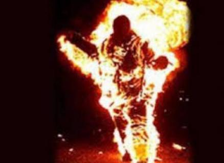 حادثة مروعة تهز العاصمة صنعاء...شاب يحرق نفسه أمام أصدقائه والسبب!