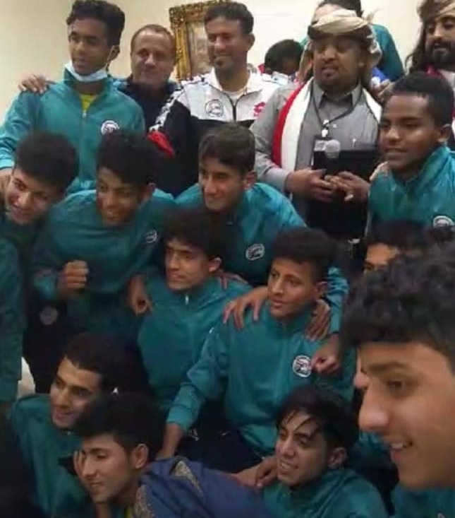 من هو رجل الاعمال اليمني الذي ظهر إلى جانب "الناشئين" وما دوره في دعم المنتخب؟