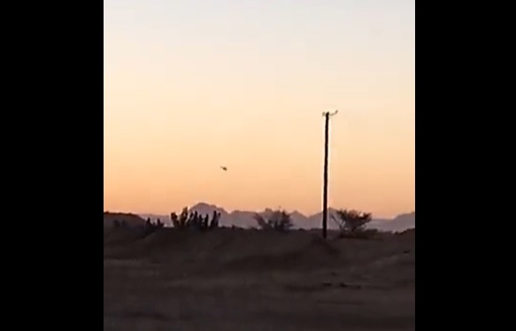 شاهد بالفيديو.. لحظة إسقاط مروحية عسكرية تابعة للحوثيين جنوب مأرب