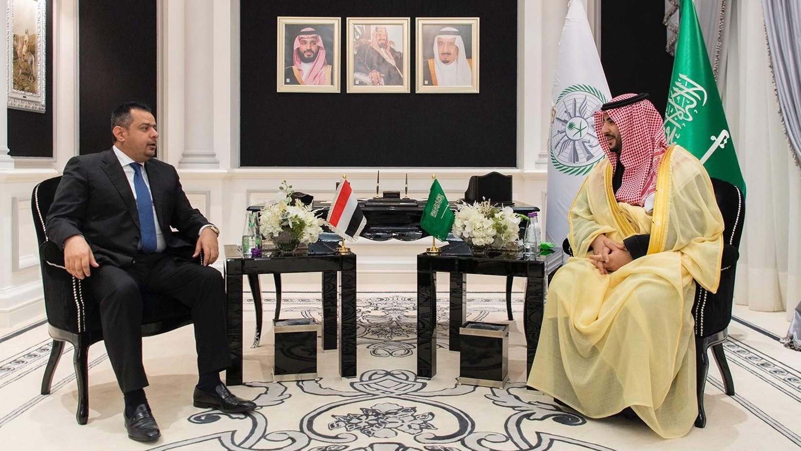أمير سعودي يلتقي معين عبدالملك ويحدد شروط الدعم الاقتصادي للحكومة اليمنية