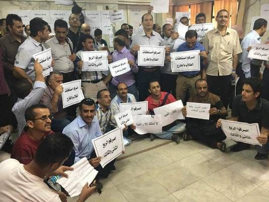 اعتصام مفتوح في السفارة اليمنية بمصر.. طلاب اليمن في الخارج مهددون بالطرد من الجامعات