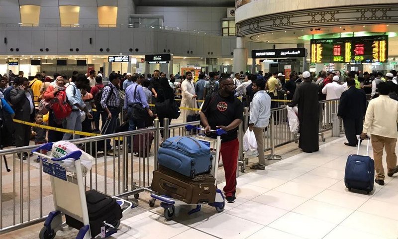 دولة خليجية تصدر قرار هام بشأن الوافدين الراغبين بالعمل لأول مرة