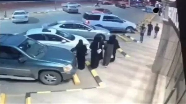 بيان عاجل من النيابة السعودية بشأن فيديو ضرب فتاة في الشارع.. شاهد