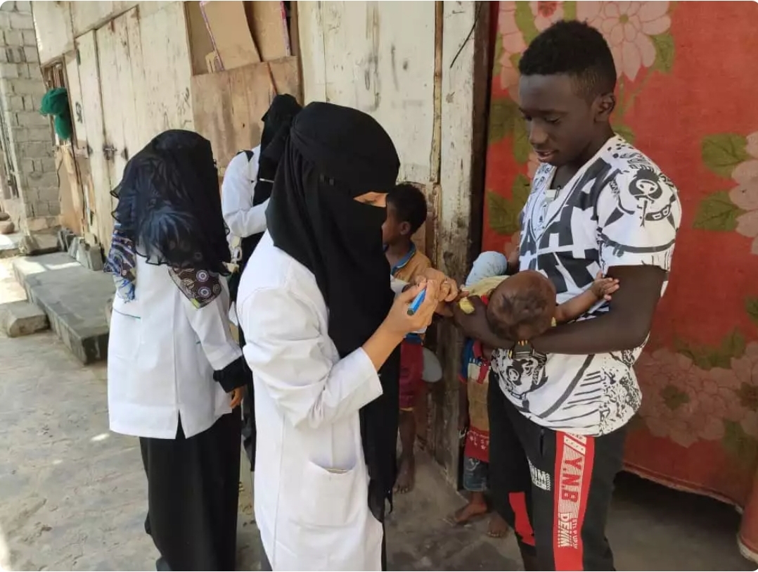 مسلح يوقف التطعيم بقوة السلاح ويجرمه شرعا في ابين