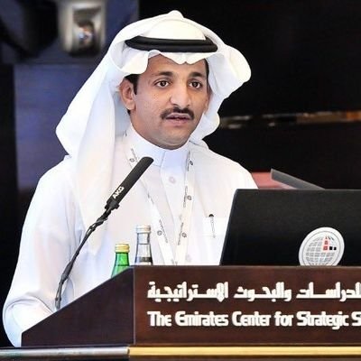 سياسي سعودي يتحدث عن محاولات لتشكيل حكومة ظل في عدن ويدعو لإزاحة الجنرال الاحمر من المشهد
