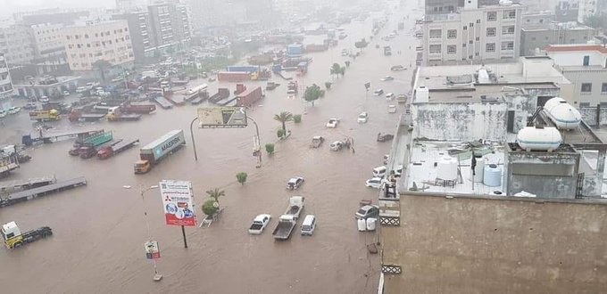 غرق 5 اطفال وإصابة امرأة بانهيار منزلها جراء سيول الامطار في عدن (فيديو + صور)