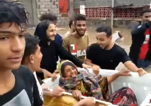 "يا حجة معليش معليش"...أجمل فيديو يعيد البهجة لـ"ثغر اليمن الباسم" بعد يوم حزين (فيديو+تفاصيل)