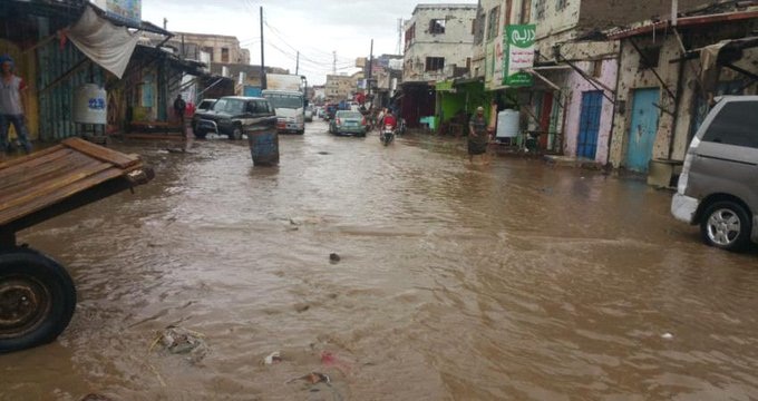 الأمطار تجرف المركبات وتختلط بمياه الصرف الصحي في لحج (فيديو)