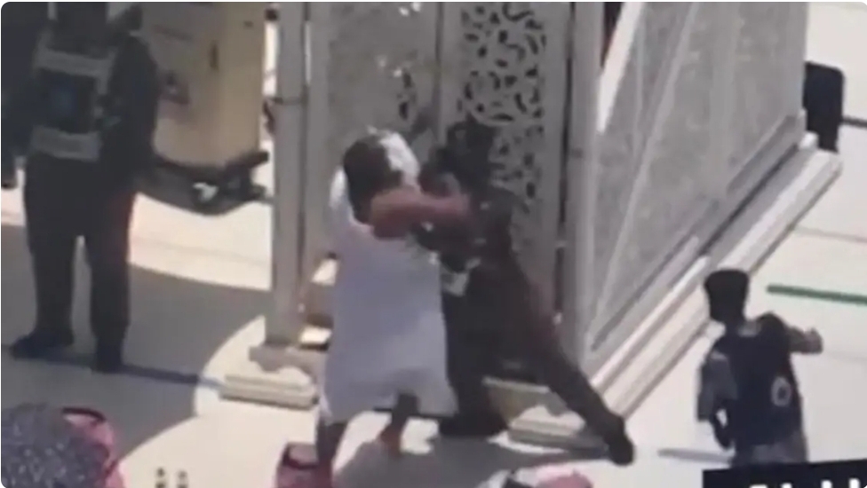 شاهد #مكة المكرمة.. إيقاف شخص حاول اعتلاء منبر الحرم المكي في خطبة الجمعة"فيديو"
