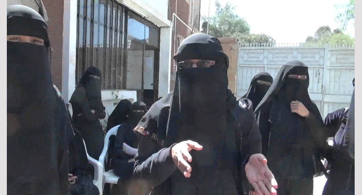 شاهد...صورة تظهر المهانة التي وصلت إليها النساء في مناطق الحوثي