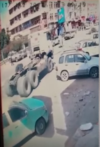بالفيديو.. قاطرة تدهس دراجة نارية في صنعاء