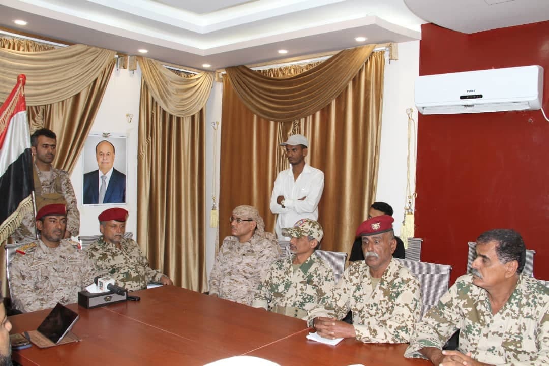 الفريق بن عزيز مخاطبا وفد القوات المشتركة وأبناء الساحل الغربي بمأرب: نحن وأنتم في خندق واحد
