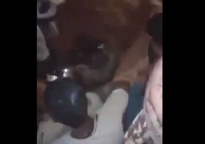 بالفيديو.. يمنيون أخبرهم مشعوذ أن قريبهم المتوفى مازال بخير فنبشوا قبره!!