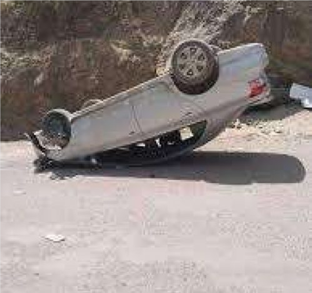 شاهد بالصور ...إنقلاب سيارة في نقيل هيجة العبد