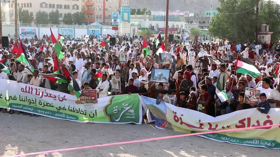الآلاف من ابناء تعز وحضرموت يحتفلون بانتصار المقاومة في فلسطين