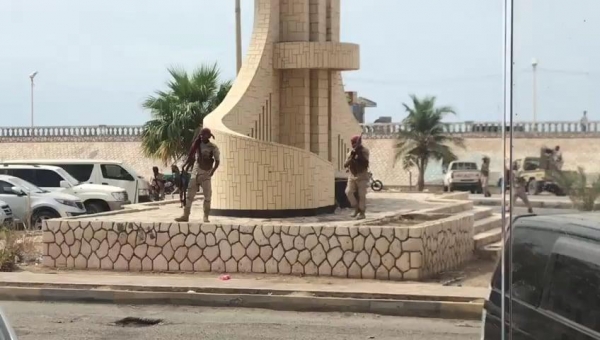 النخبة الحضرمية تعاود استهداف المحتجين على تردي الخدمات