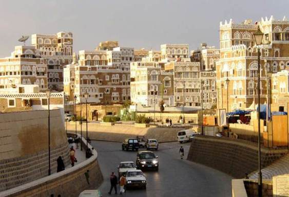 فيديو.. مواطن وسط صنعاء يشعل النار في جسده نتيجة تردي الأوضاع