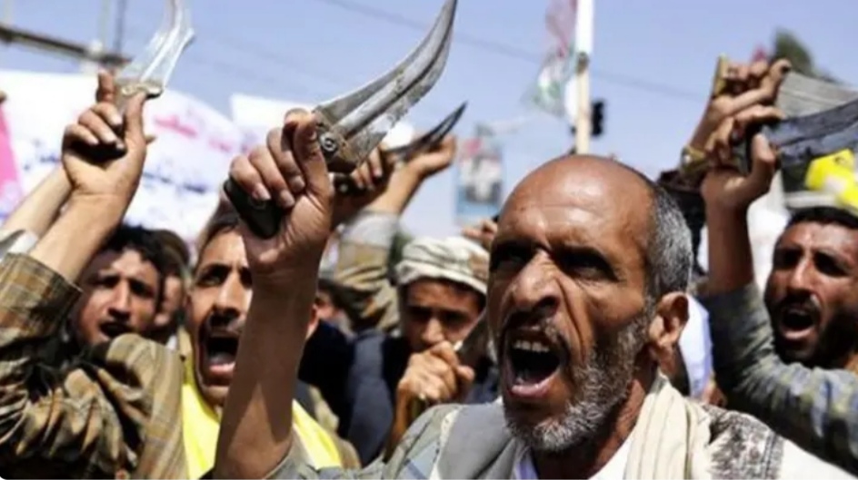 قيادي حوثي يعتدي على مواطن أمام زوجته وأولاده