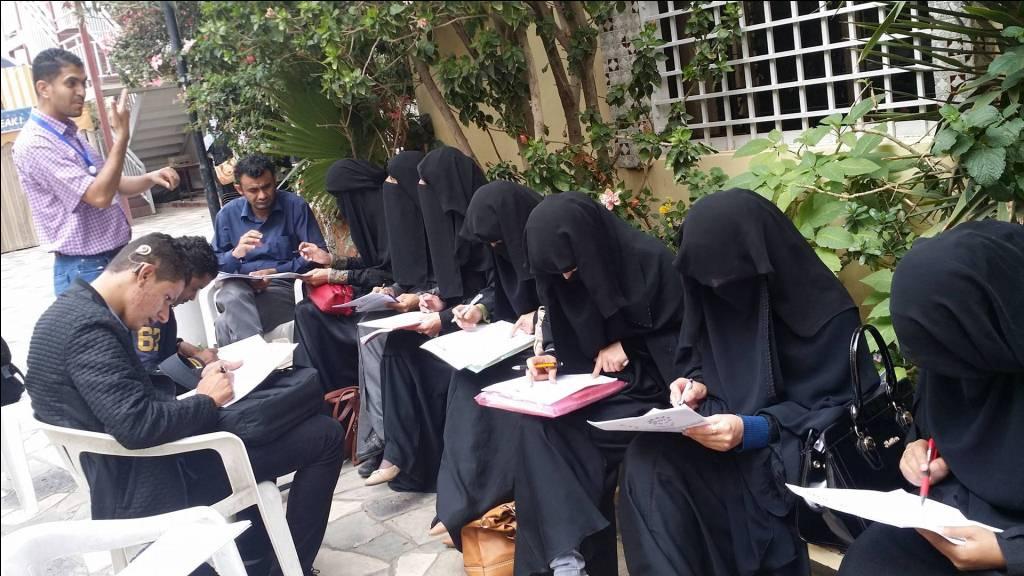 الحوثيون يصدرون تعميماً بفصل طالبات معهد يالي الأمريكي عن الطلبة في قاعات الدراسة