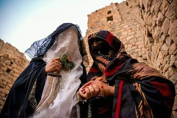 عادة غريبة في اليمن..العروس تمسك بالجنبية عند الذهاب إلى زوجها "لحمايتها من الجان"!