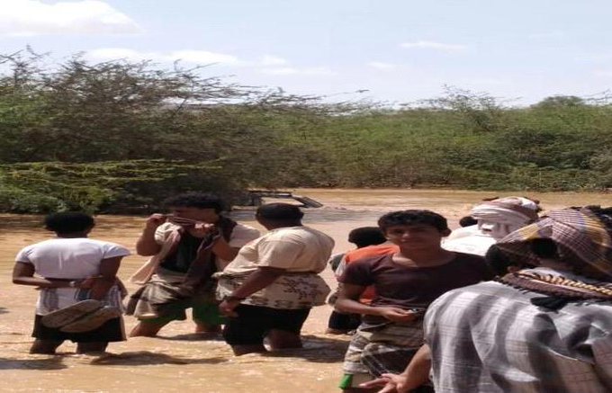 مروحية عسكرية تنقذ امرأة حاصرتها السيول في حضرموت 