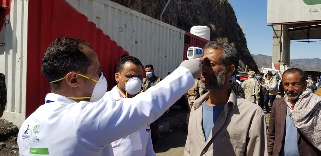 تعز تبدأ فحص القادمين إليها احترازا من "كورونا" (صور)