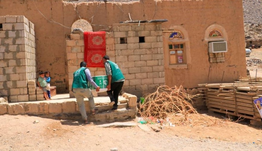 مركز سعودي يواصل تنفيذ مشروع صحي في عدن ويوزع مساعدات في مارب
