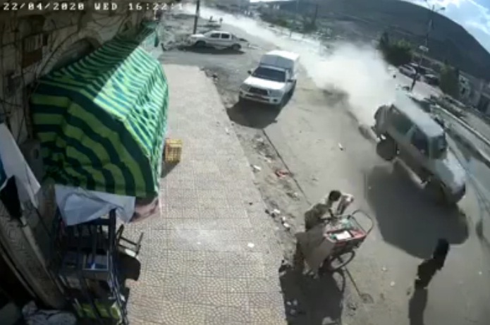 شاهد بالفيديو..العناية الإلهية تنقذ امرأتين وطفلة من موت محقق في صنعاء