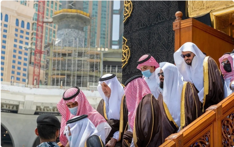شاهد بصور من ولاه الملك سلمان بغسل الكعبة المشرفة نيابة عنه