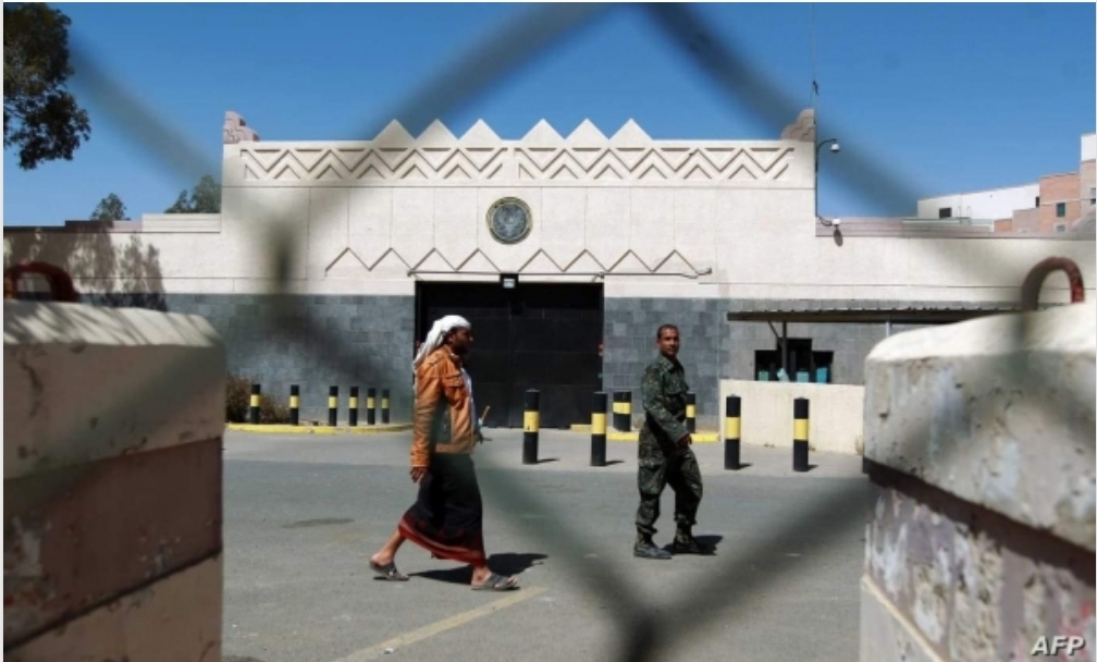 مليشيا الحوثي تعاود احتجاز ثلاثه موظفين إضافيين في السفارة الأميركية 