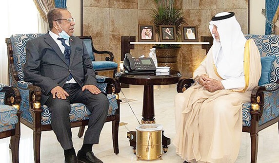 أمير منطقة مكة يلتقي القنصل اليمني