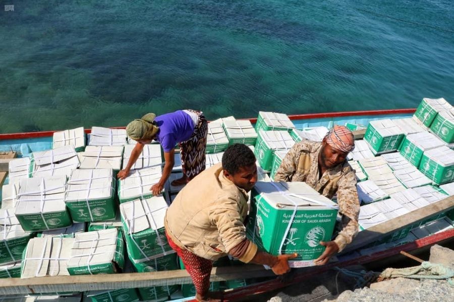 مركز سعودي يوزع أكثر من 32 طنًا من السلال الغذائية في تعز والحديدة