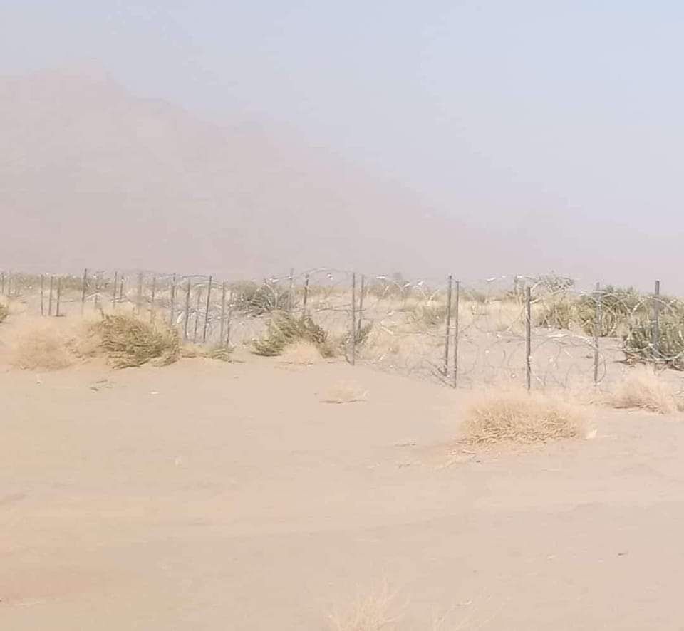 ألوية العمالقة تبني جداراً عازلاً من الأسلاك الشائكة بين محافظتي شبوة ومأرب