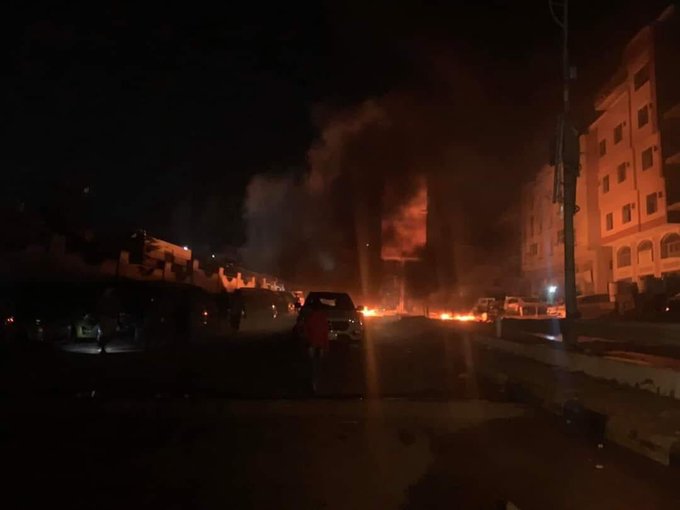 تظاهرة حاشدة في عدن احتجاجاً على تردي الخدمات وانقطاع الكهرباء