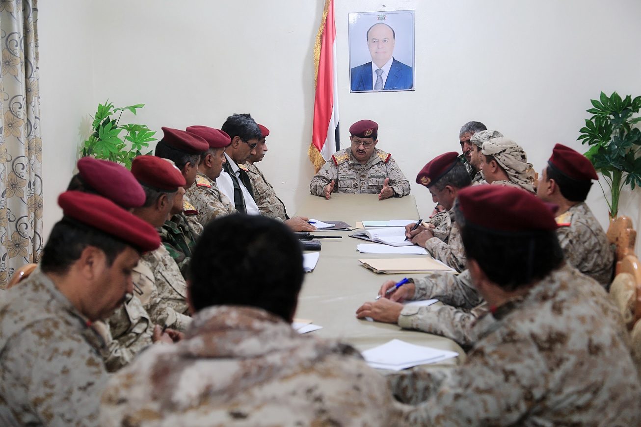 قبل أداء اليمين الدستورية...وزير الدفاع يعقد أول اجتماع بعد تعيين ويتحدث عن "المعركة الاساسية"