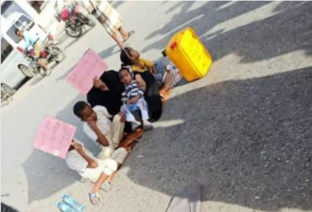 صورة امرأة يمنية تفترش الشارع برفقة أبنائها تهز مشاعر الملايين