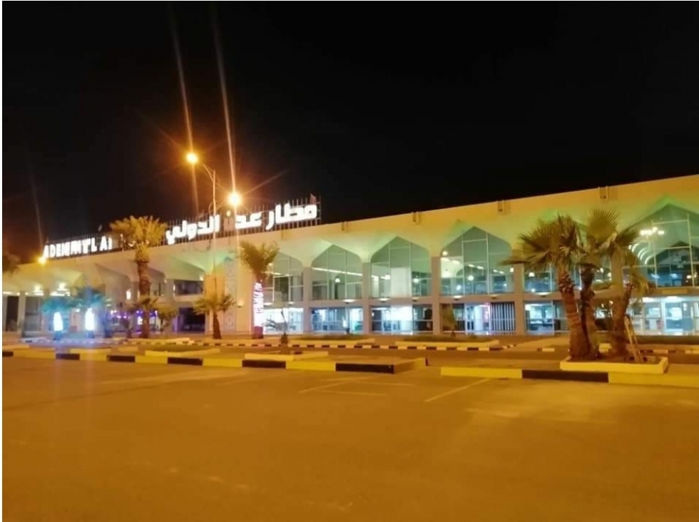  عدن ..رفع الحواجز والخرسانات الأسمنتية بمداخل المطار فماالسبب!!