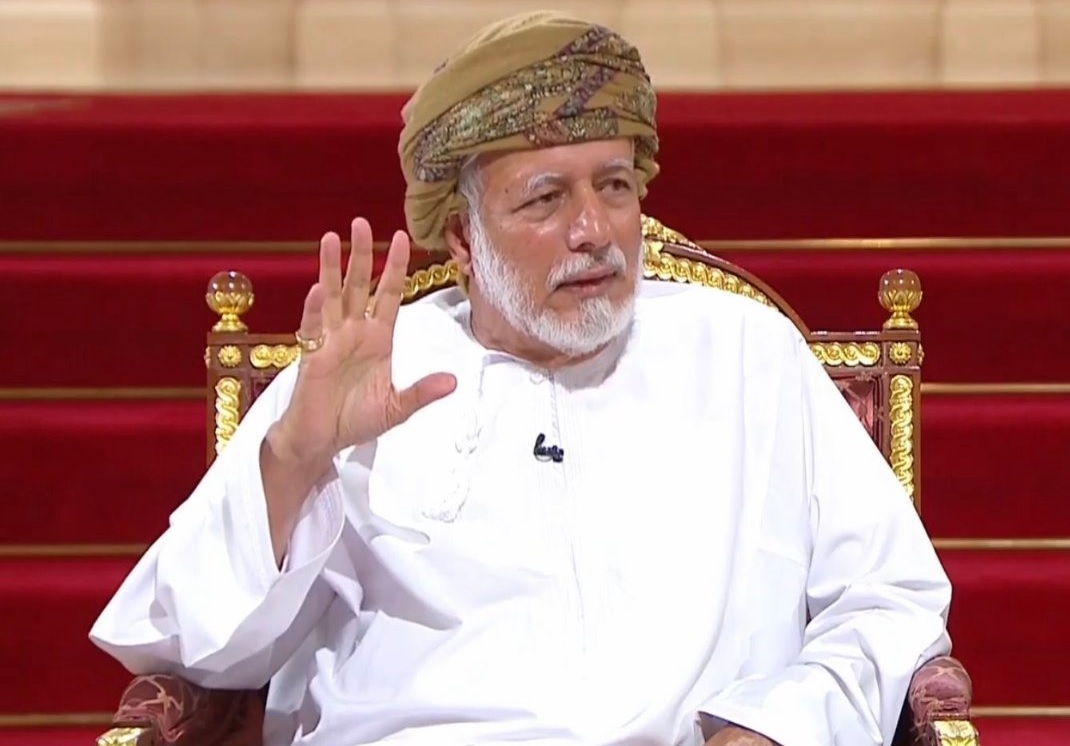 وزير خارجية عمان السابق يكشف عن موقف طريف تعرضوا له فوق مطار صنعاء ويحذر من "ربيع عربي ثاني" في الخليج (فيديو)