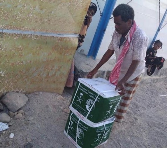 مركز سعودي يوزع سلال غذائية رمضانية في المهرة