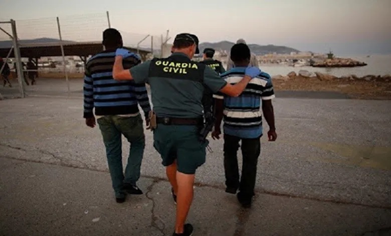 بينهم أطفال...اسبانيا ترحل 40 لاجئا يمنيا