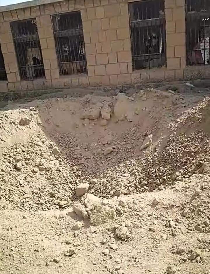 مليشيا الحوثي تقصف هستيريا مناطق سكنية بمديرية الزاهر في البيضاء
